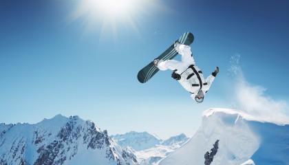 九游游戏中心下载-追赶赛中的精彩超车瞬间，追车比赛