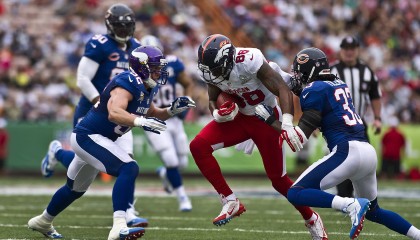 九游下载中心-_夜光跑步：用光影点亮城市夜空_，夜光跑道有毒吗